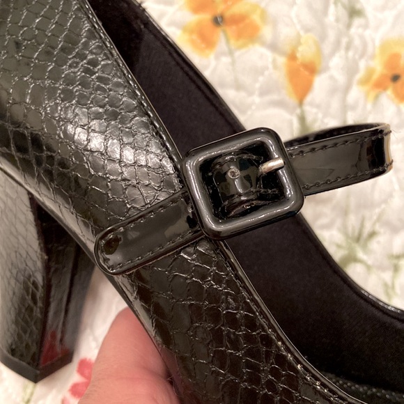 NWOT Life Stride Heels Shoes Vivian Black Reptile 3” Heel Peekaboos SZ 7 1/2 M - Picture 8 of 15